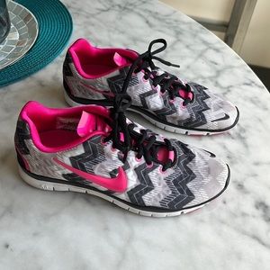 Nike Free Running Shoes 5.0 Chevron TR Fit 3. Women’s Size 6. Great condition.